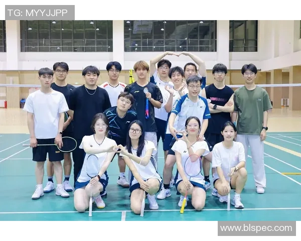 赛后分析:上海羽毛球队与杭州羽毛球队的团队协作与战术对比 赛后分析:上海羽毛球队与杭州羽毛球队的团队协作与战术对比