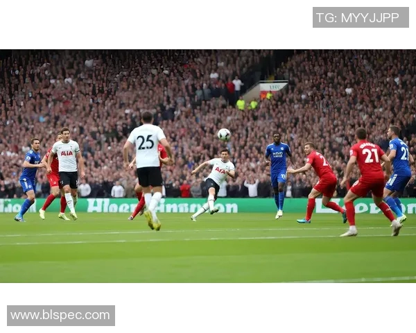 足球明星亲密瞬间高清图片展现抱肩膀的友谊与团结精神 足球明星亲密瞬间高清图片展现抱肩膀的友谊与团结精神