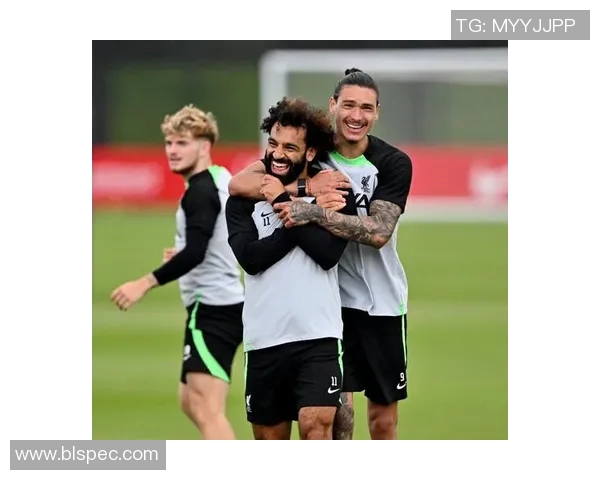 足球明星与球迷温馨瞬间捕捉球场外的感人时刻与欢笑分享 足球明星与球迷温馨瞬间捕捉球场外的感人时刻与欢笑分享